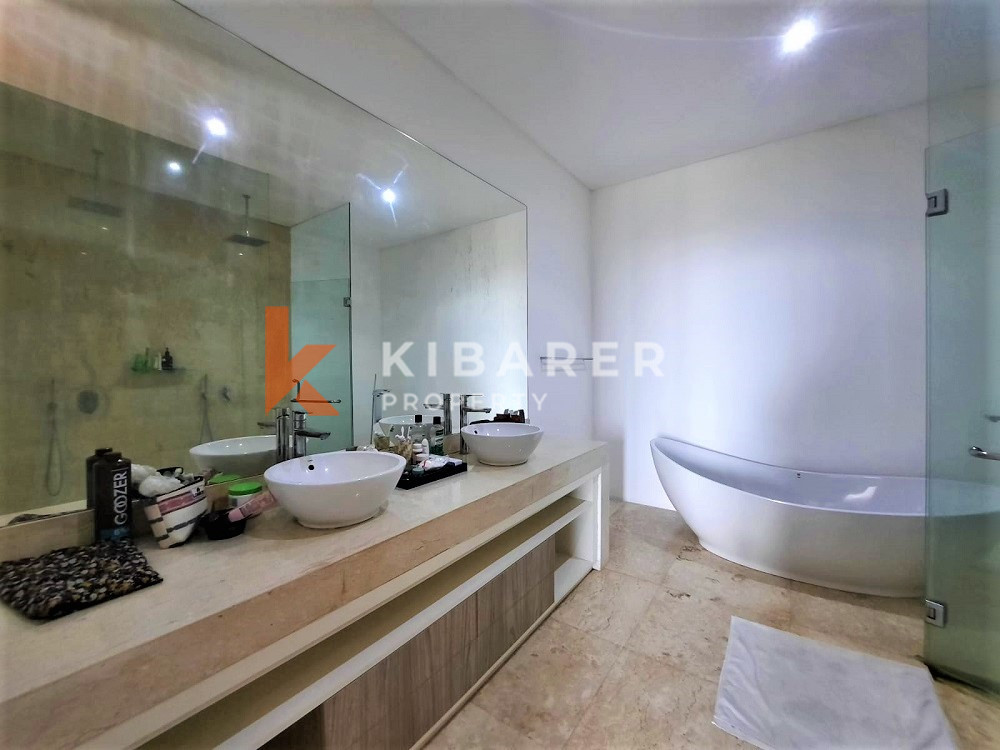 Vila Hidup Tertutup Empat Kamar Tidur Di Lokasi Utama Di Berawa