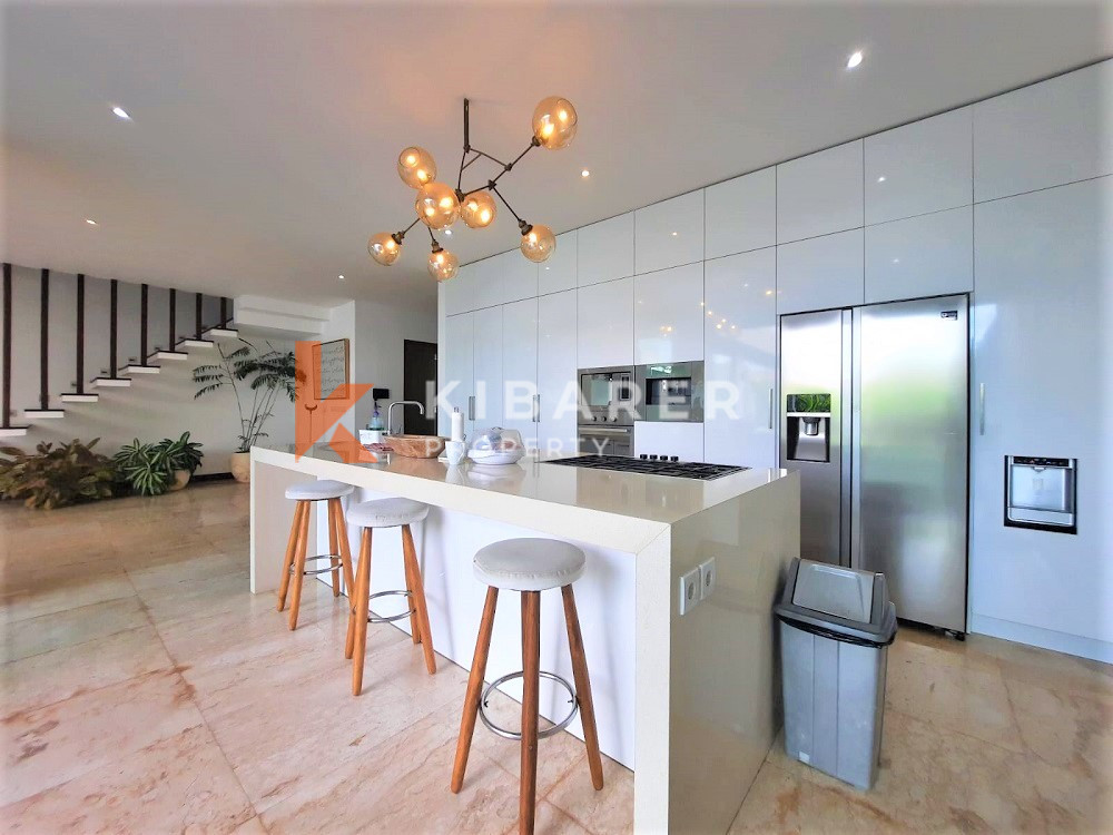 Vila Hidup Tertutup Empat Kamar Tidur Di Lokasi Utama Di Berawa