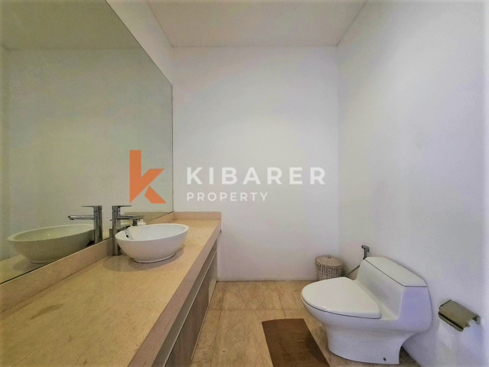 Vila Hidup Tertutup Empat Kamar Tidur Di Lokasi Utama Di Berawa