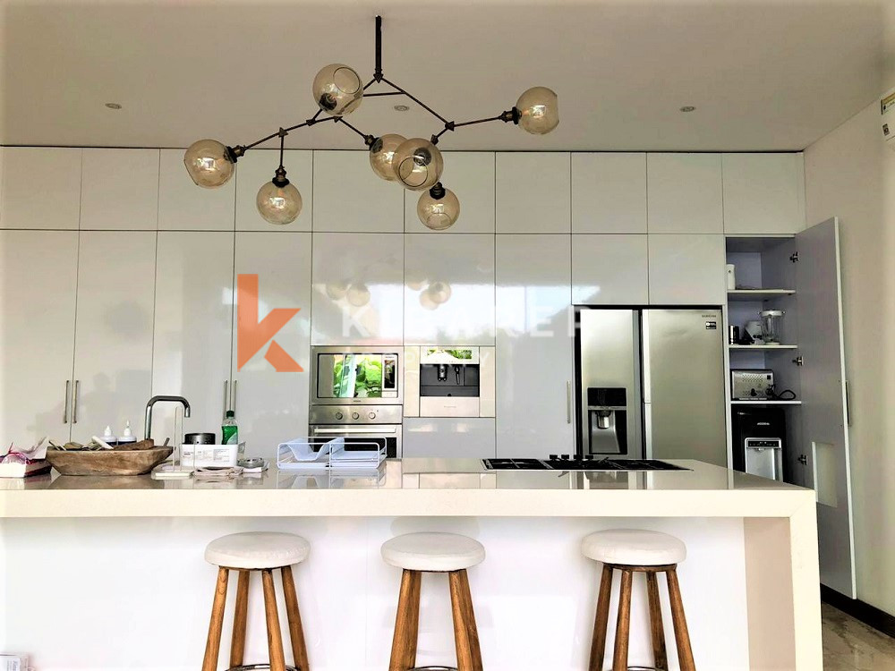 Vila Hidup Tertutup Empat Kamar Tidur Di Lokasi Utama Di Berawa