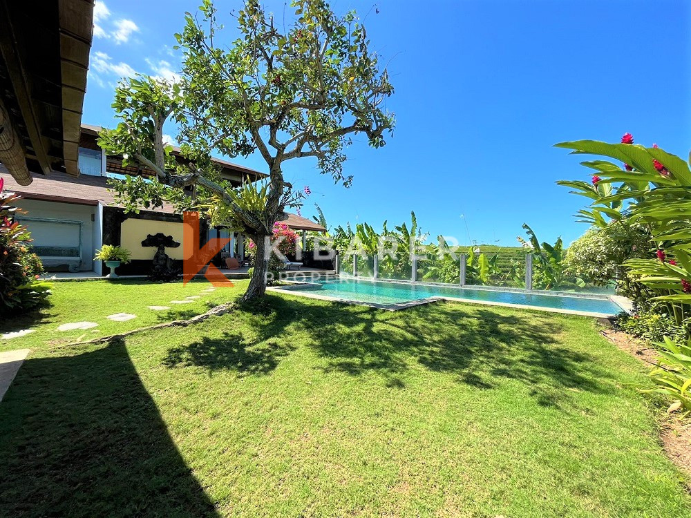 belle villa de vie fermée de quatre chambres dans la zone centrale de berawa canggu