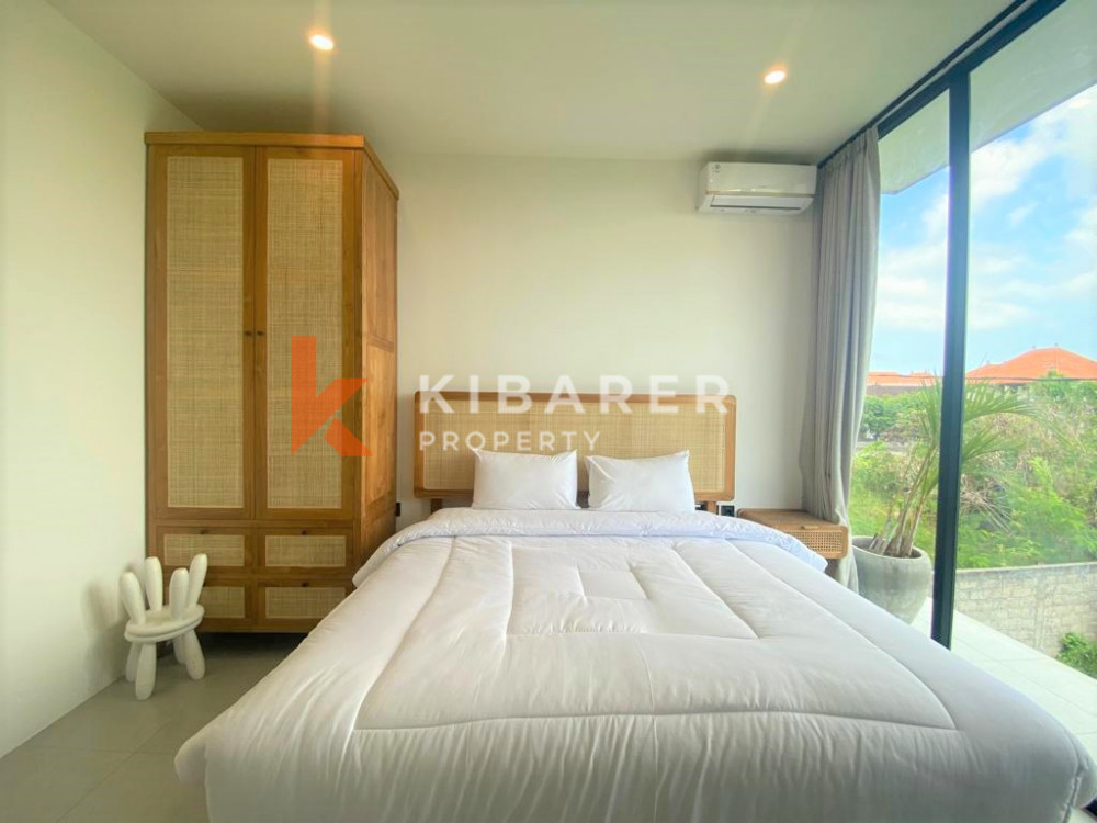 Vila Modern Empat Kamar Tidur dengan Ruang Tamu Tertutup Di Jantung Canggu