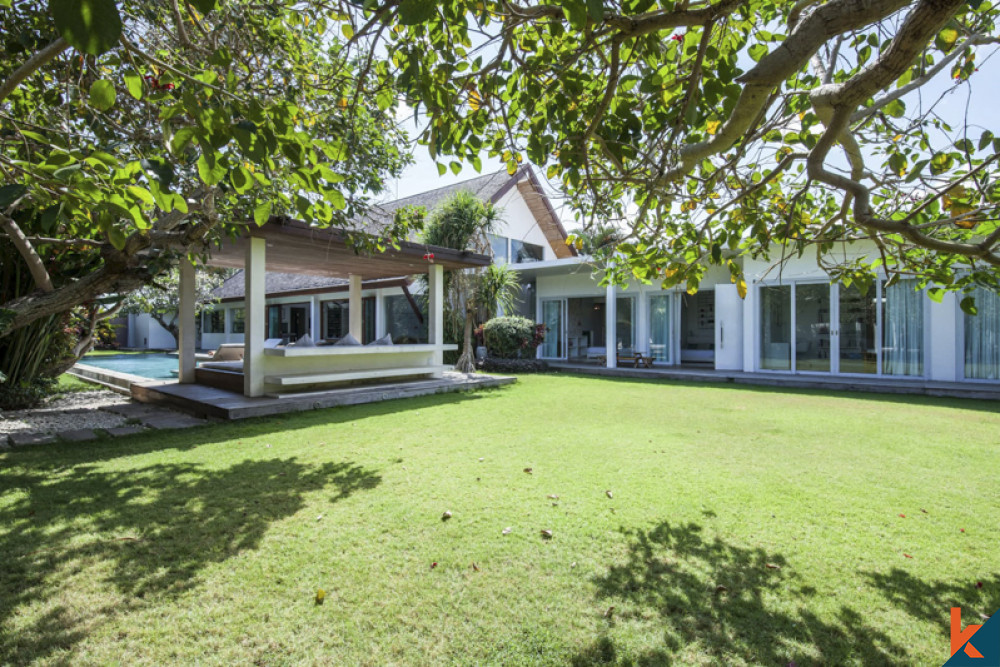 Luxurious Contemporary and Tropical Two Villas Located in Berawa