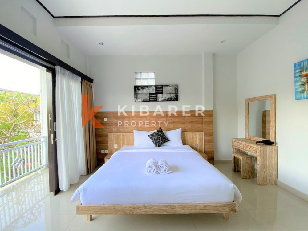 Villa Bali Tiga Kamar Tidur Ruang Tamu Terbuka Terletak di Kerobokan (Tersedia pada 17 September 2022)