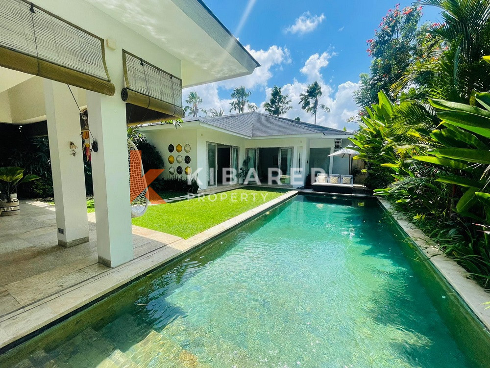 Incroyable villa ouverte de trois chambres dans un emplacement privilégié à Berawa