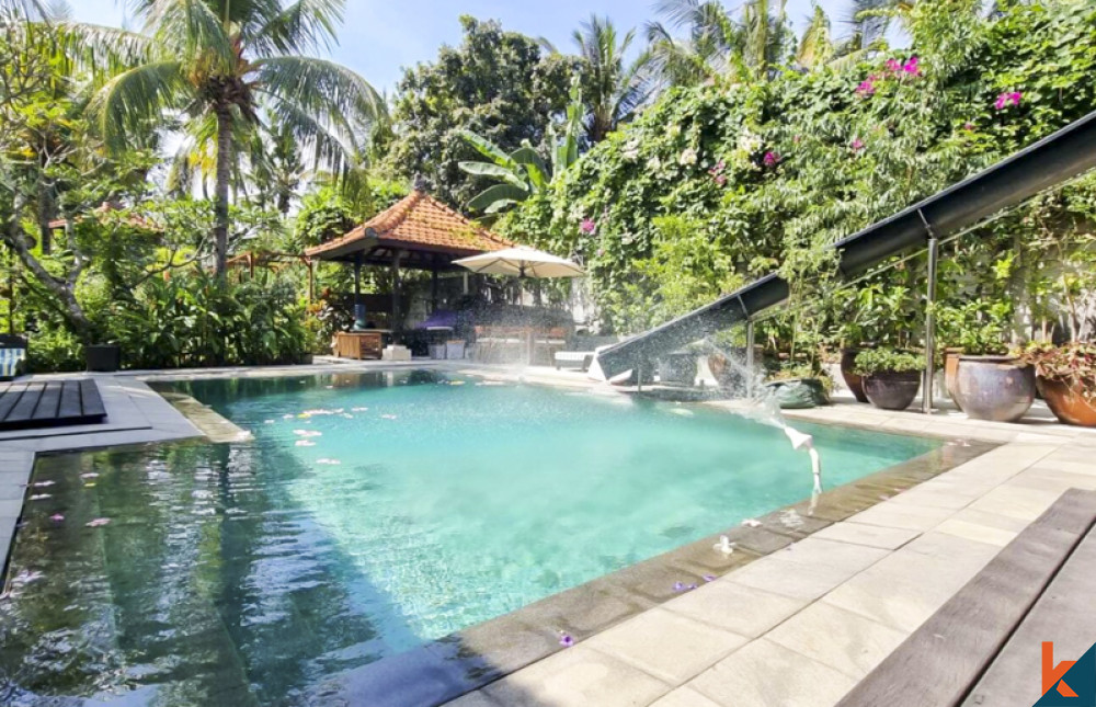 Superbe maison familiale de cinq chambres à vendre à distance de marche de la plage