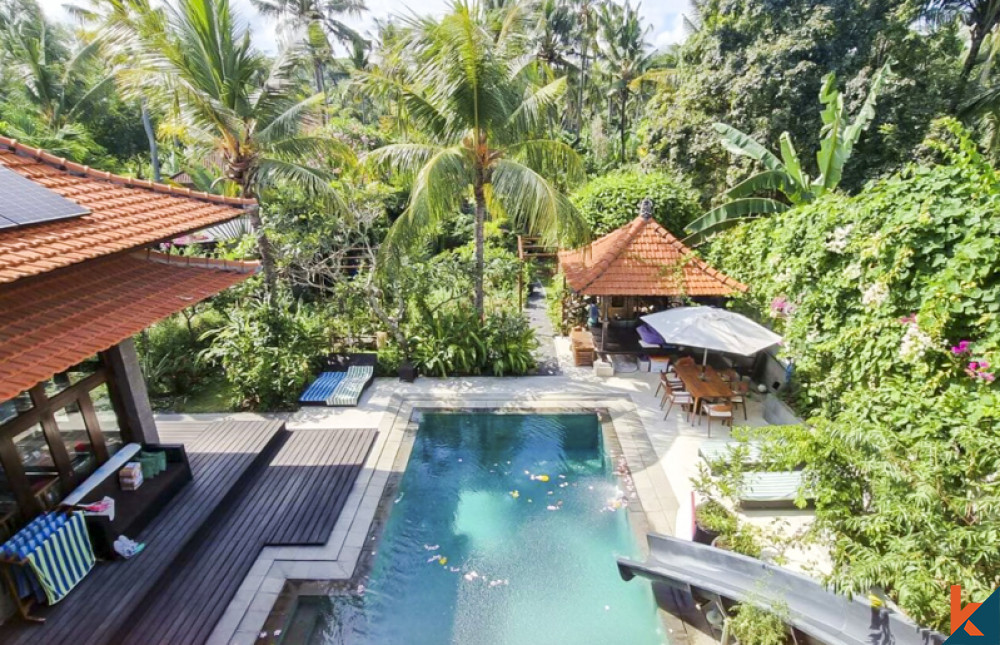 Superbe maison familiale de cinq chambres à vendre à distance de marche de la plage