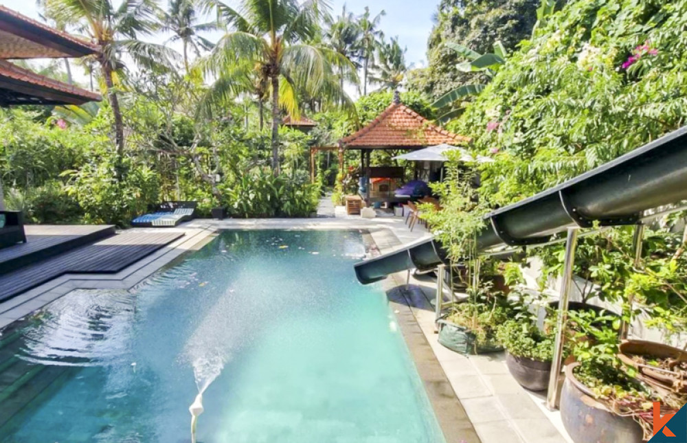 Superbe maison familiale de cinq chambres à vendre à distance de marche de la plage