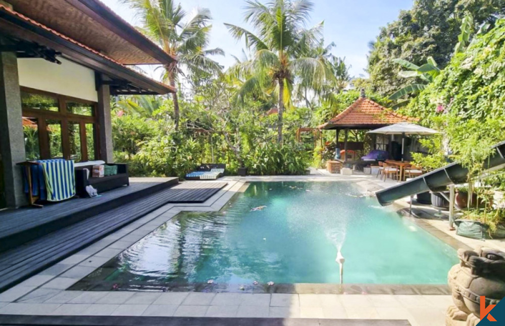 Superbe maison familiale de cinq chambres à vendre à distance de marche de la plage