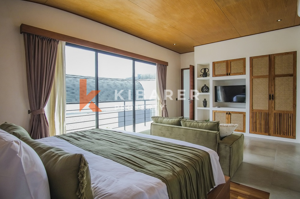 Stunning Three Bedrooms Enclosed Living Villa Walking Distance To Cemagi Beach