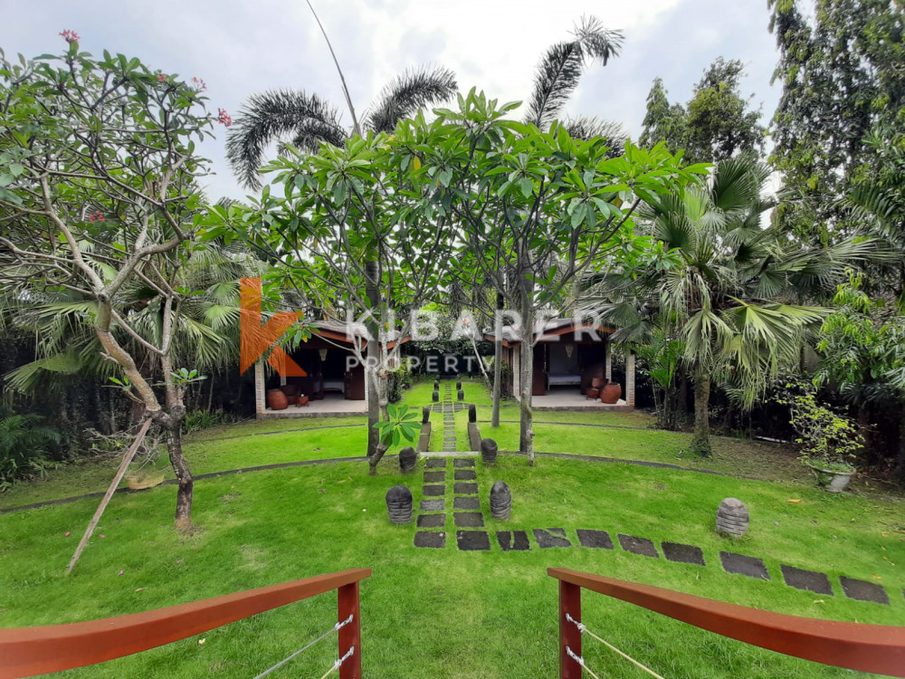 Vila Lima Kamar Tidur yang menakjubkan terletak di daerah Canggu yang damai