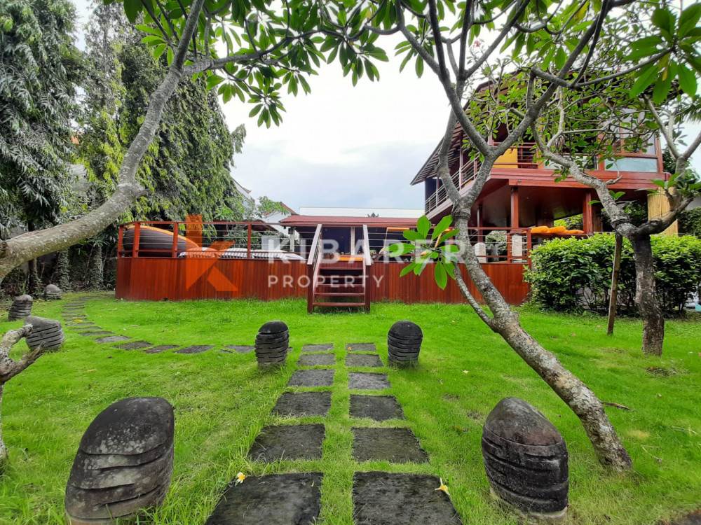 Vila Lima Kamar Tidur yang menakjubkan terletak di daerah Canggu yang damai