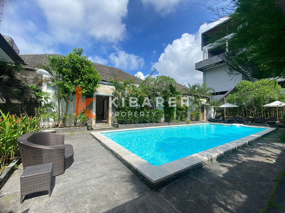 Belle villa avec piscine partagée d'une chambre située à Seminyak