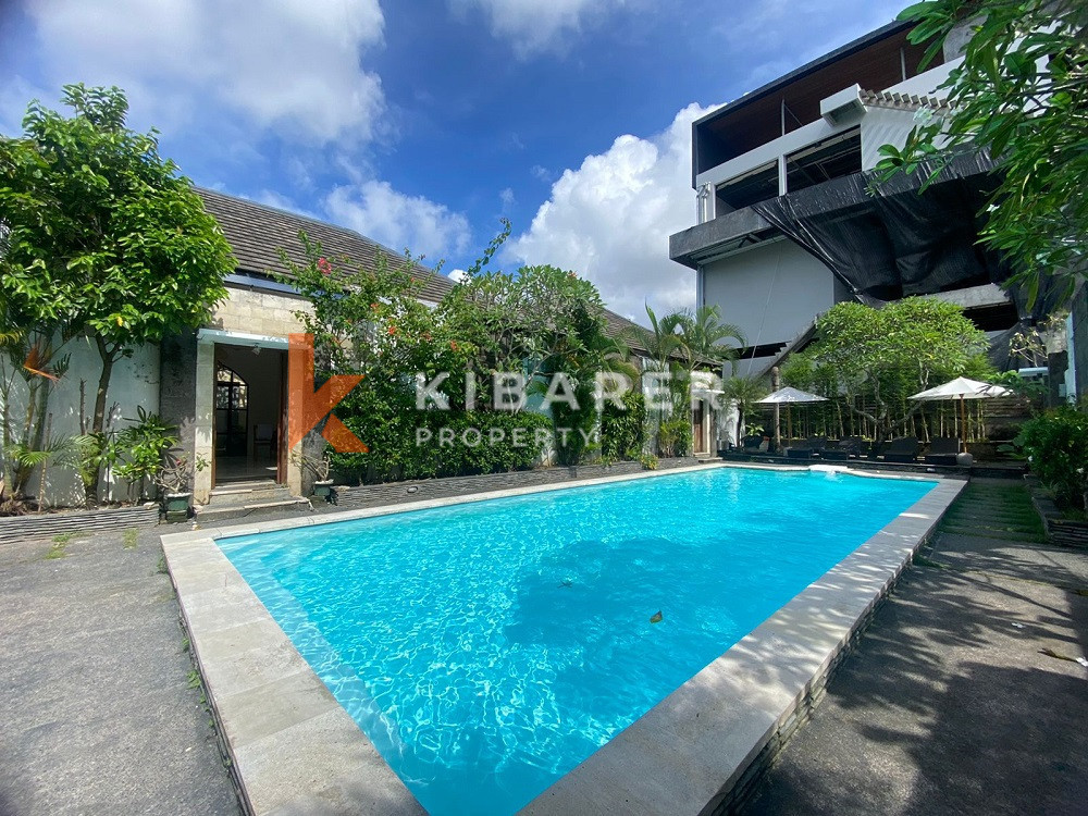 Belle villa avec piscine partagée d'une chambre située à Seminyak