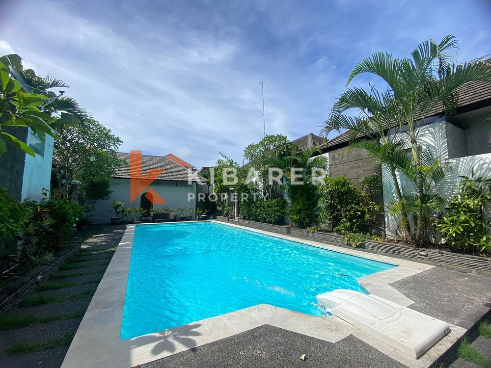 Belle villa avec piscine partagée d'une chambre située à Seminyak