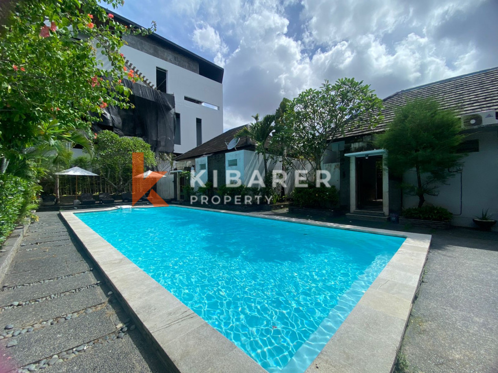 Belle villa avec piscine partagée d'une chambre située à Seminyak