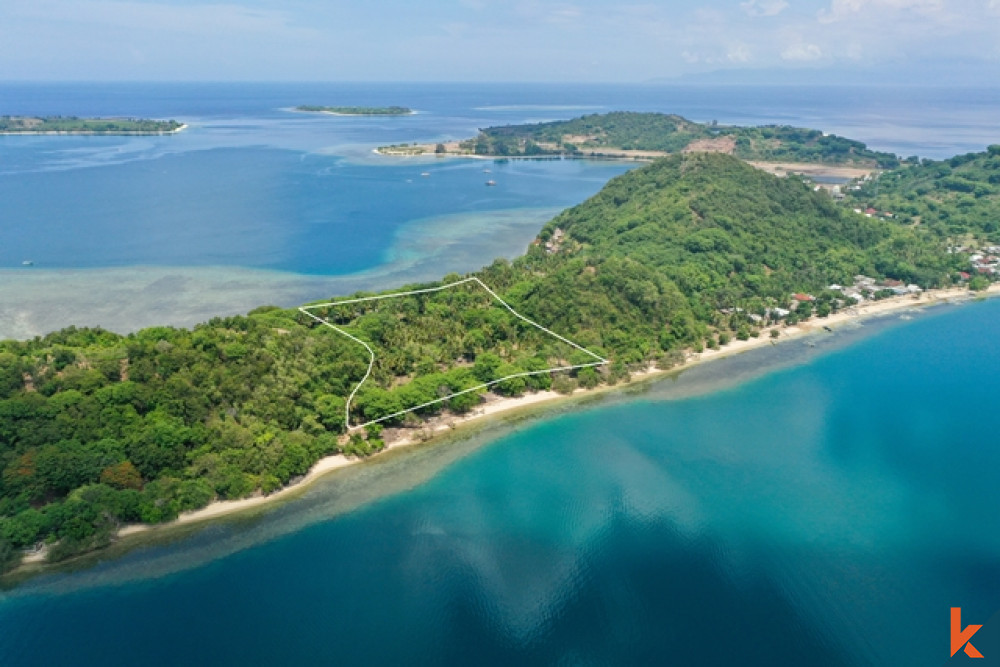 Rare terrain dos à dos en bord de mer à Gili Gede