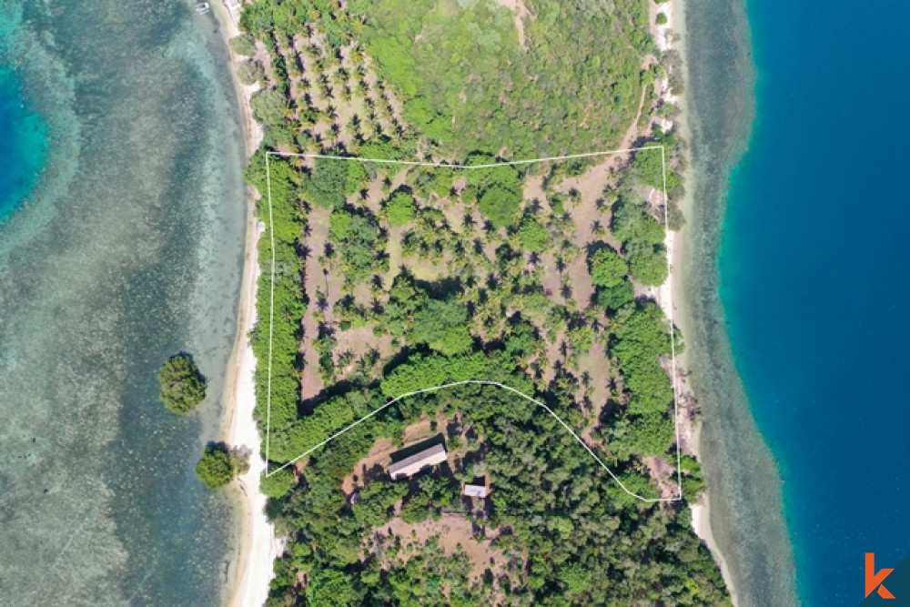 Rare terrain dos à dos en bord de mer à Gili Gede