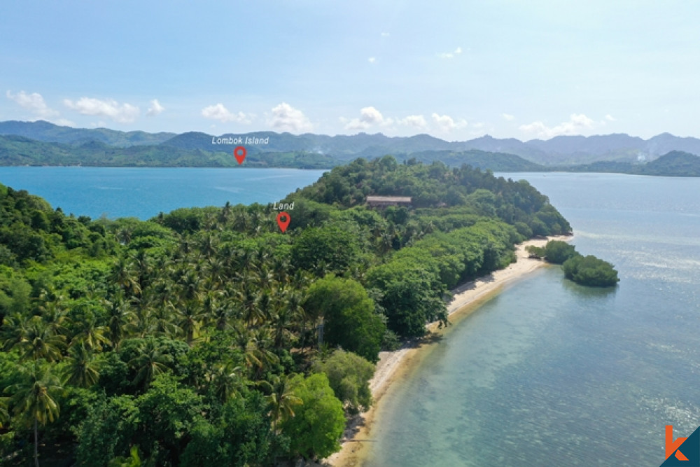 Rare terrain dos à dos en bord de mer à Gili Gede