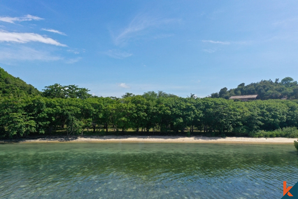 Lahan Pinggir Pantai Langka di Gili Gede