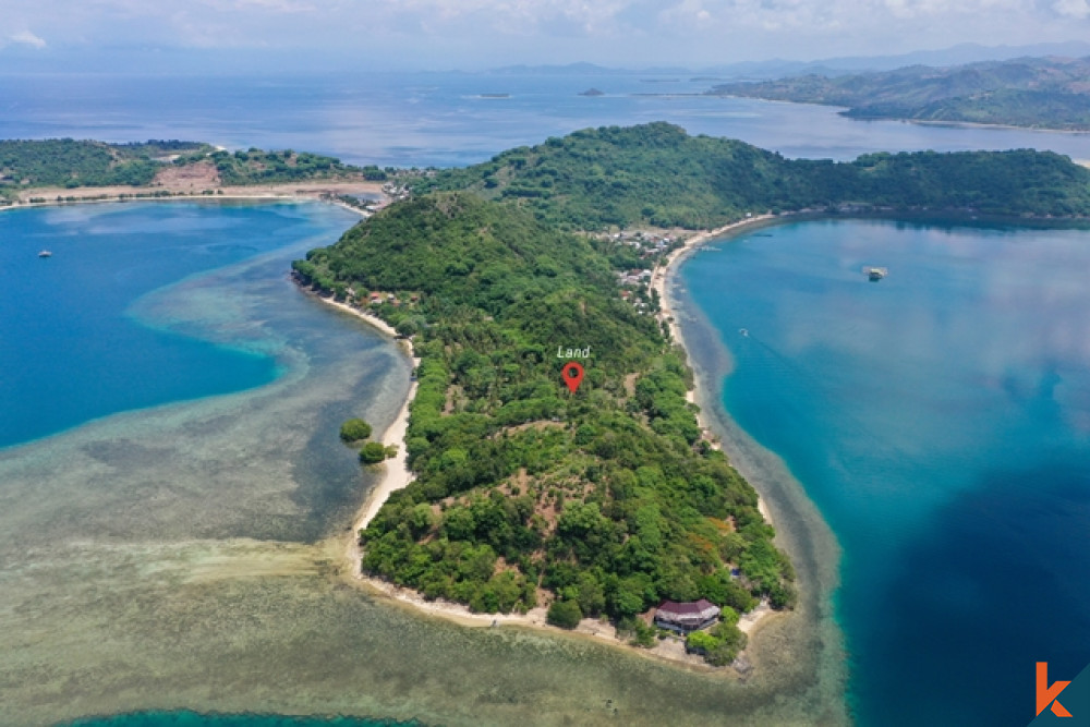 Rare terrain dos à dos en bord de mer à Gili Gede