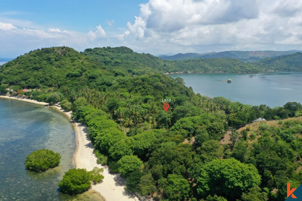 Rare terrain dos à dos en bord de mer à Gili Gede