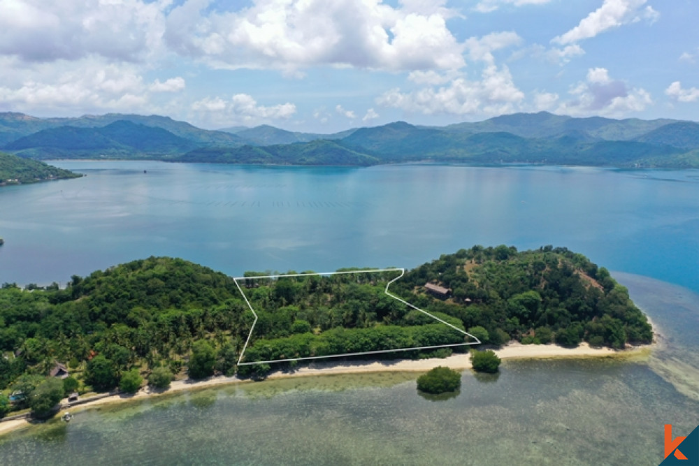 Rare terrain dos à dos en bord de mer à Gili Gede