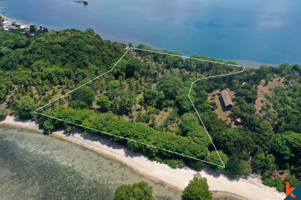 Lahan Pinggir Pantai Langka di Gili Gede