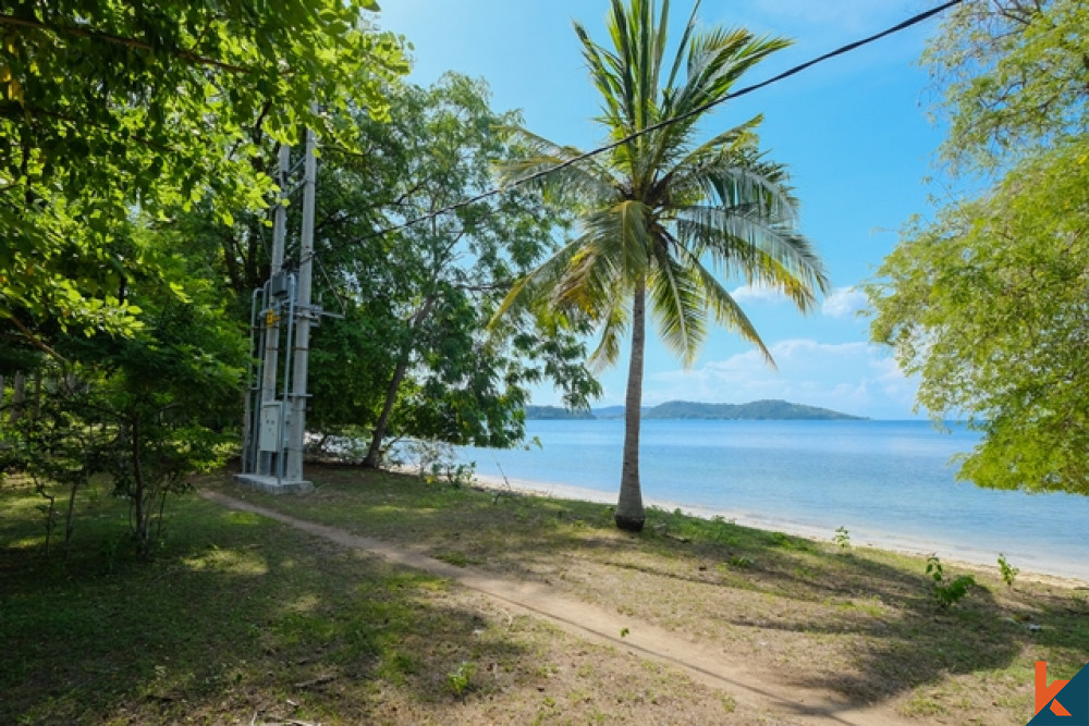 Lahan Pinggir Pantai Langka di Gili Gede