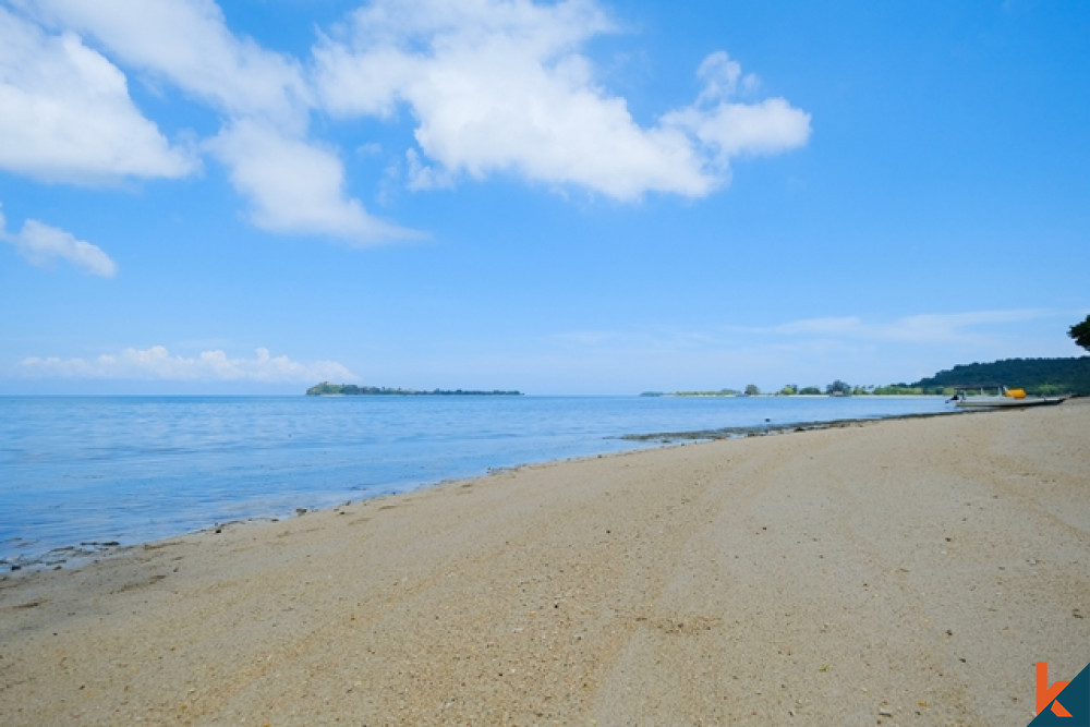 Rare terrain dos à dos en bord de mer à Gili Gede