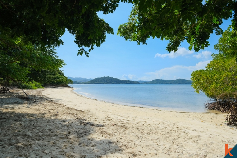 Lahan Pinggir Pantai Langka di Gili Gede