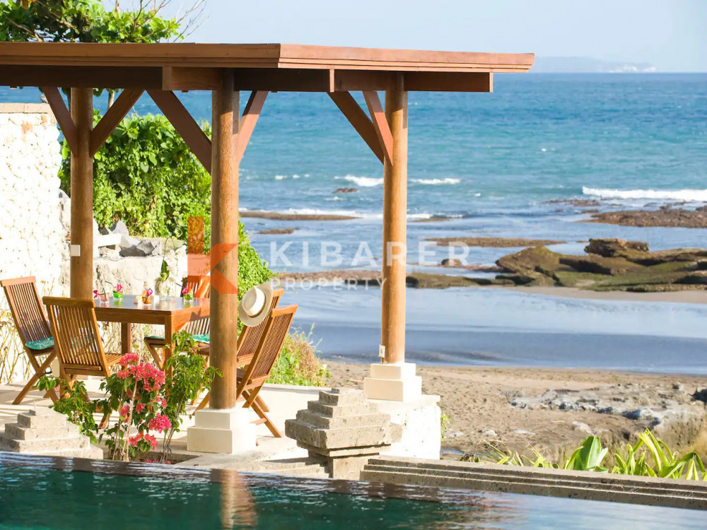 Vila Tepi Pantai Enam Kamar Tidur yang Luar Biasa Terletak di Canggu