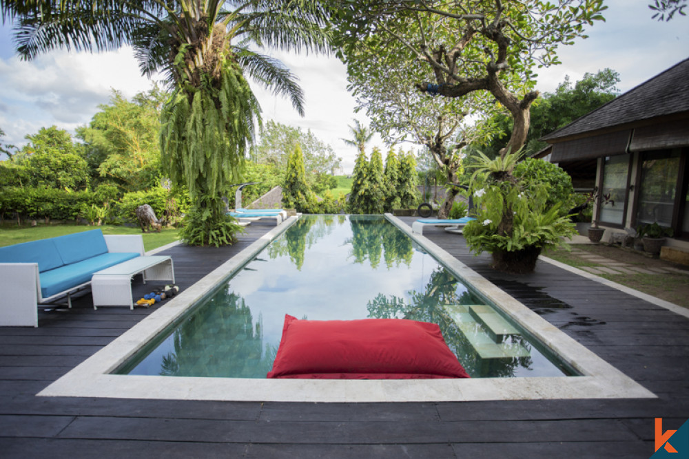 Incroyable villa en pleine propriété au bord de la rivière avec vue sur les rizières à vendre à Pererenan