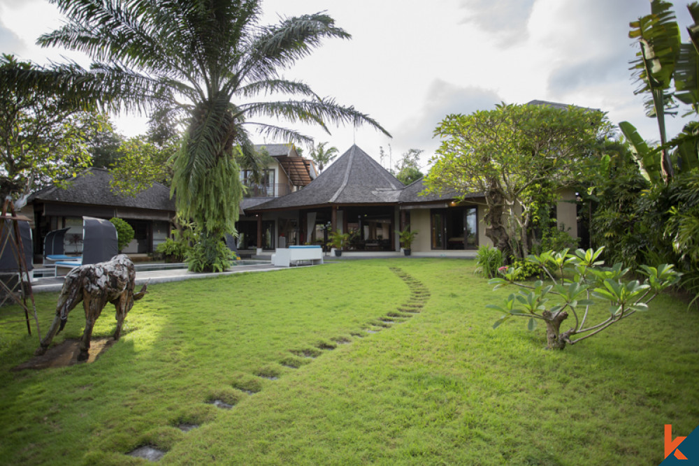 Incroyable villa en pleine propriété au bord de la rivière avec vue sur les rizières à vendre à Pererenan