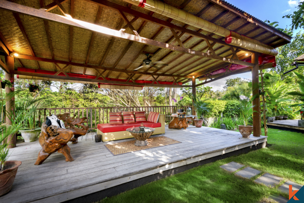 Incroyable villa en pleine propriété au bord de la rivière avec vue sur les rizières à vendre à Pererenan