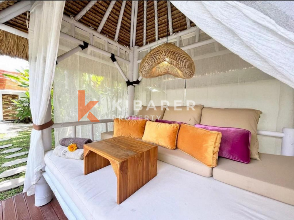 Vila tiga kamar tidur yang megah dalam jarak berjalan kaki dari pantai Canggu