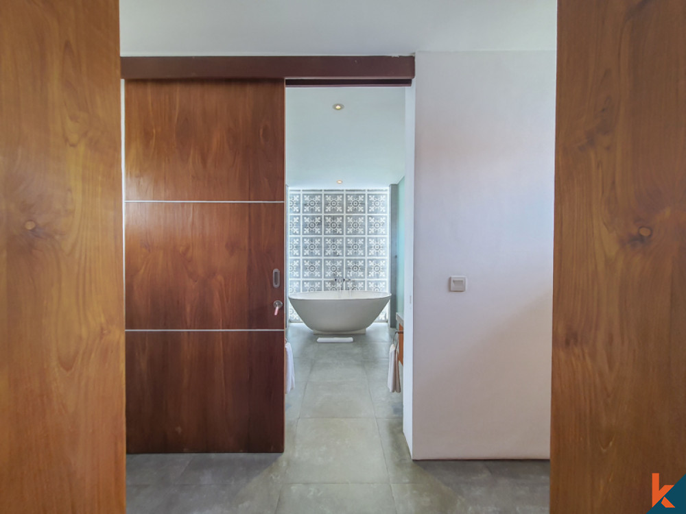 Vila ROI Empat Kamar Tidur di Seminyak Tengah