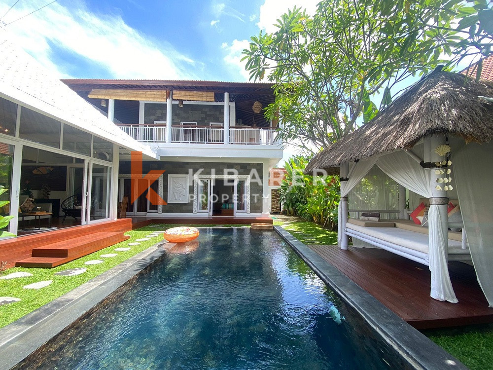 Vila tiga kamar tidur yang megah dalam jarak berjalan kaki dari pantai Canggu