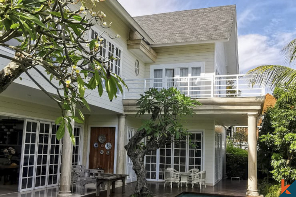 Villa Hak Milik Bergaya Kolonial Dijual di Tegal Cupek