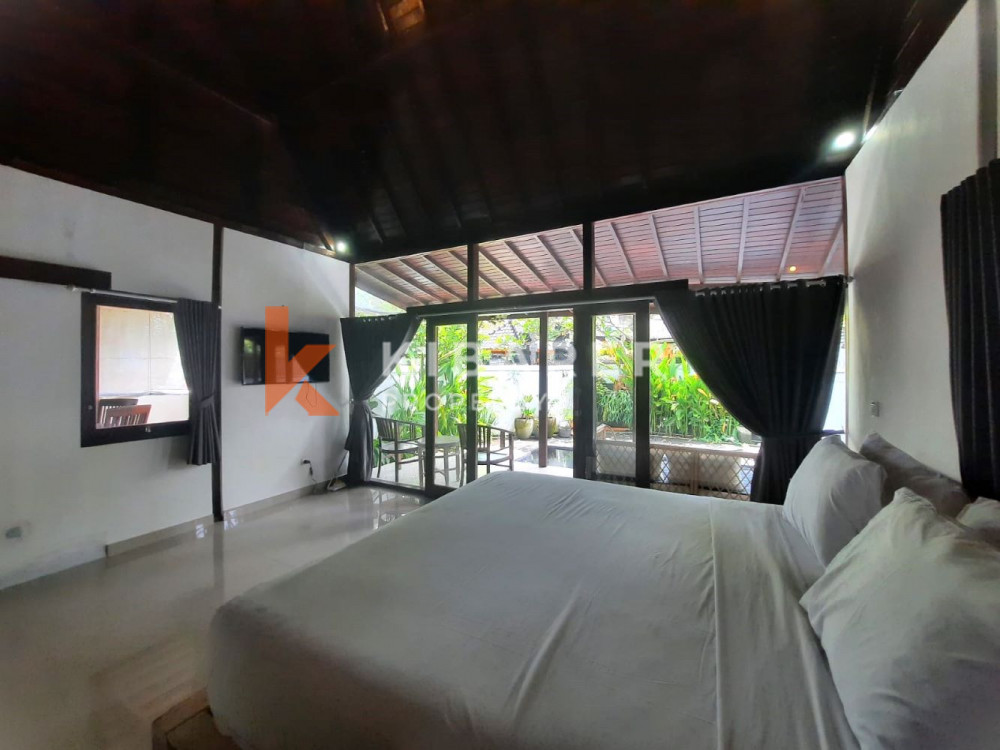 Villa Joglo traditionnelle en bois d'une chambre confortable à distance de marche de la plage de Cemagi