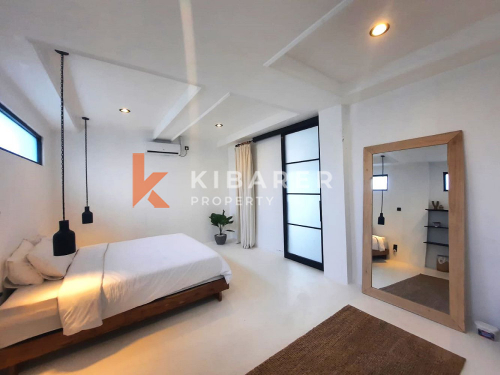 Nouvelle belle villa fermée de trois chambres située à Canggu