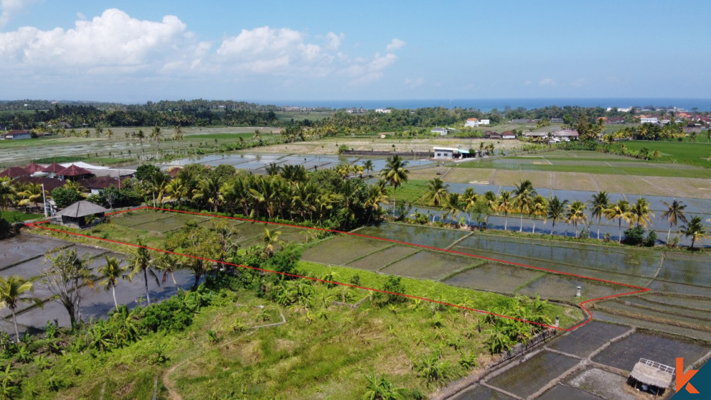 FREEHOLD 26 ARE IN TABANAN WITH BEACH AND MOUNTAIN VIEW