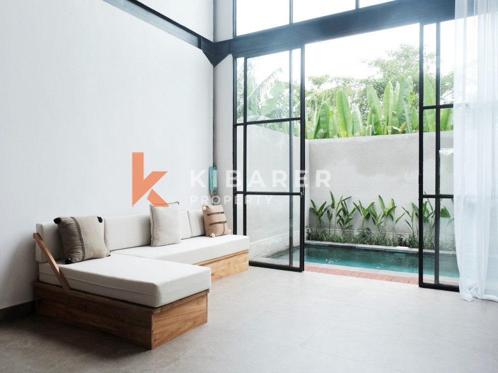 Modern Satu Kamar Tidur Loft dengan Kolam Renang Terletak di Canggu