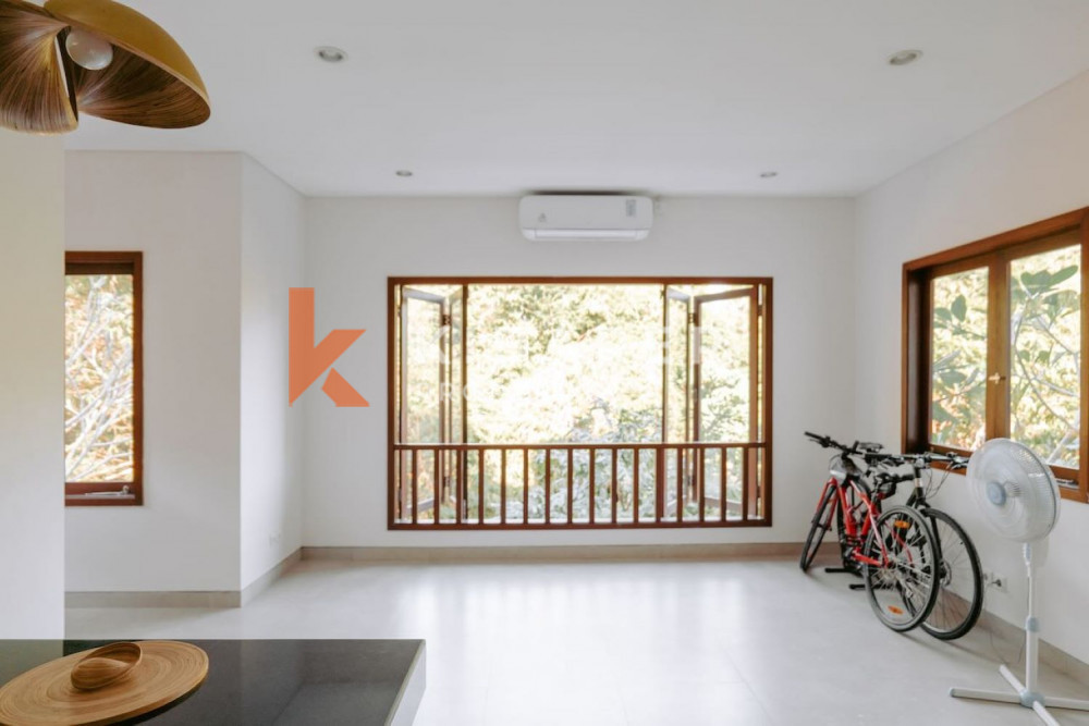 Villa confortable de quatre chambres semi-meublée située à Kerobokan