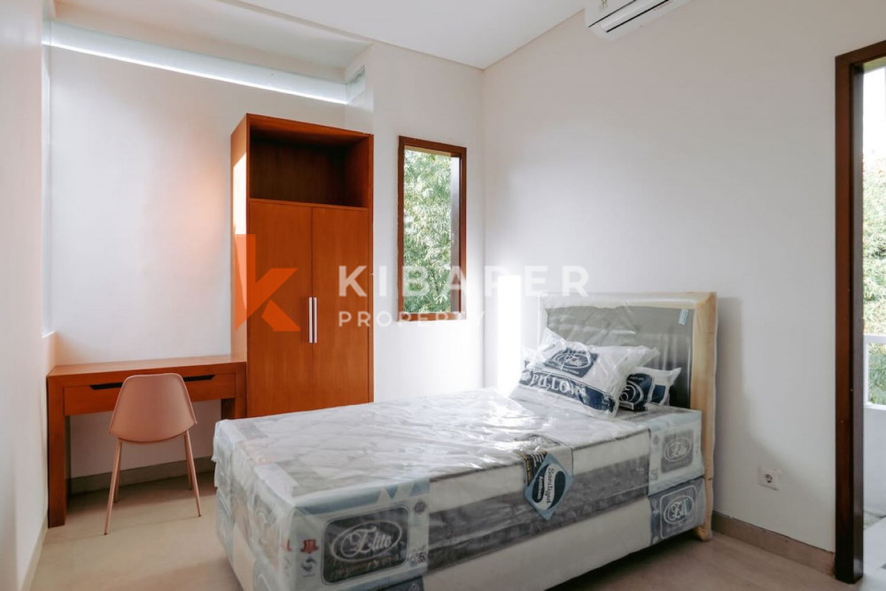 Vila Empat Kamar Tidur Semi Furnished yang Nyaman Terletak di Kerobokan