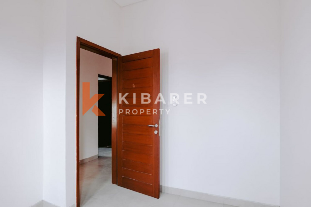 Vila Empat Kamar Tidur Semi Furnished yang Nyaman Terletak di Kerobokan