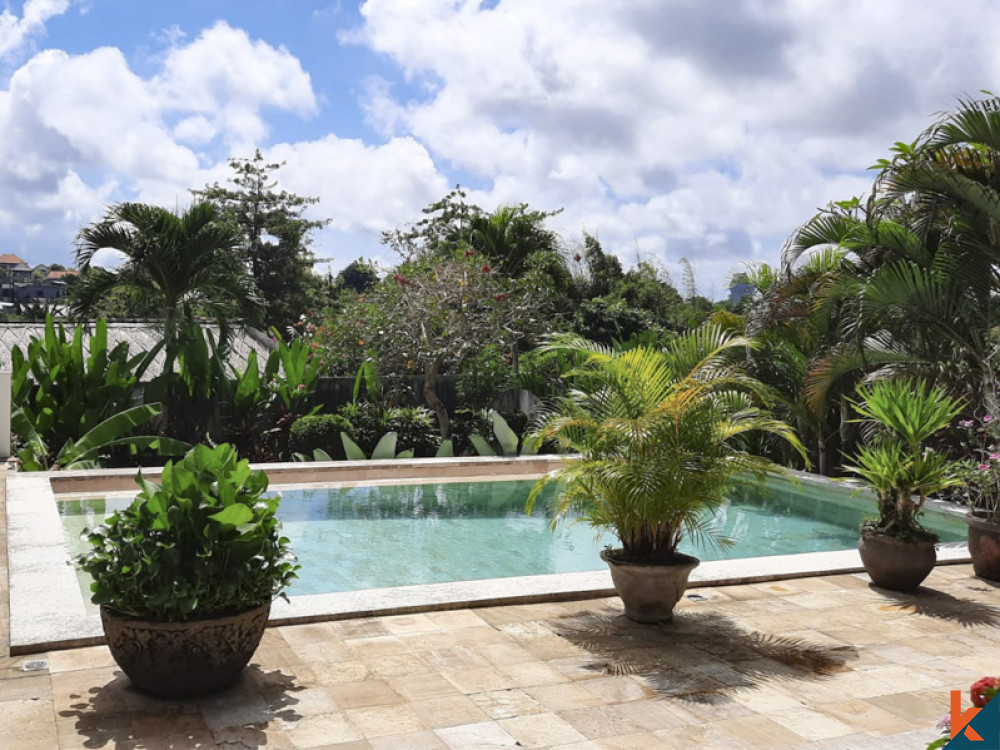 Vila bergaya tropis modern dengan pemandangan terbuka tanpa blokir di Ungasan