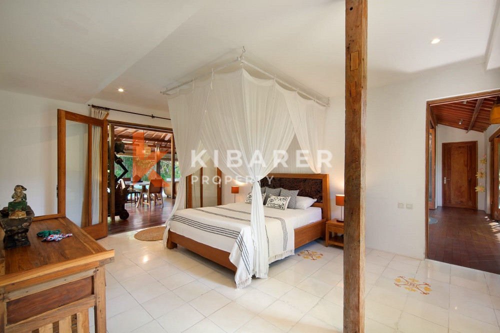 Beautiful Four Bedrooms Classy Joglo Style Close living Villa In Umala