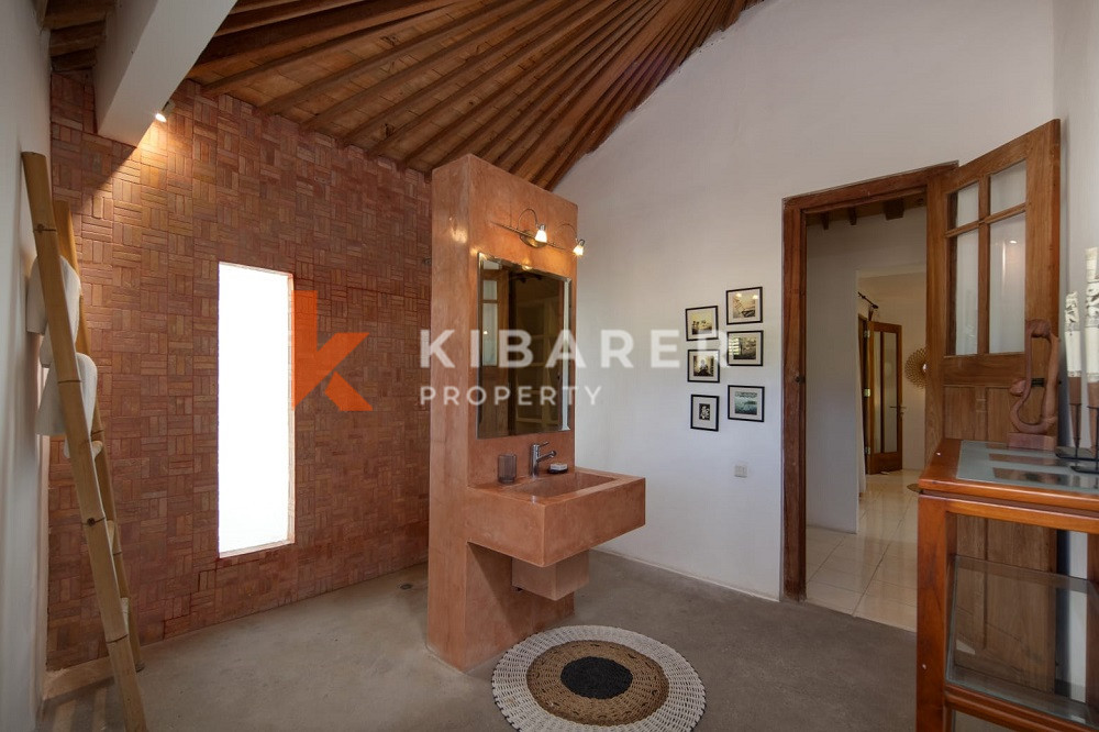 Beautiful Four Bedrooms Classy Joglo Style Close living Villa In Umala