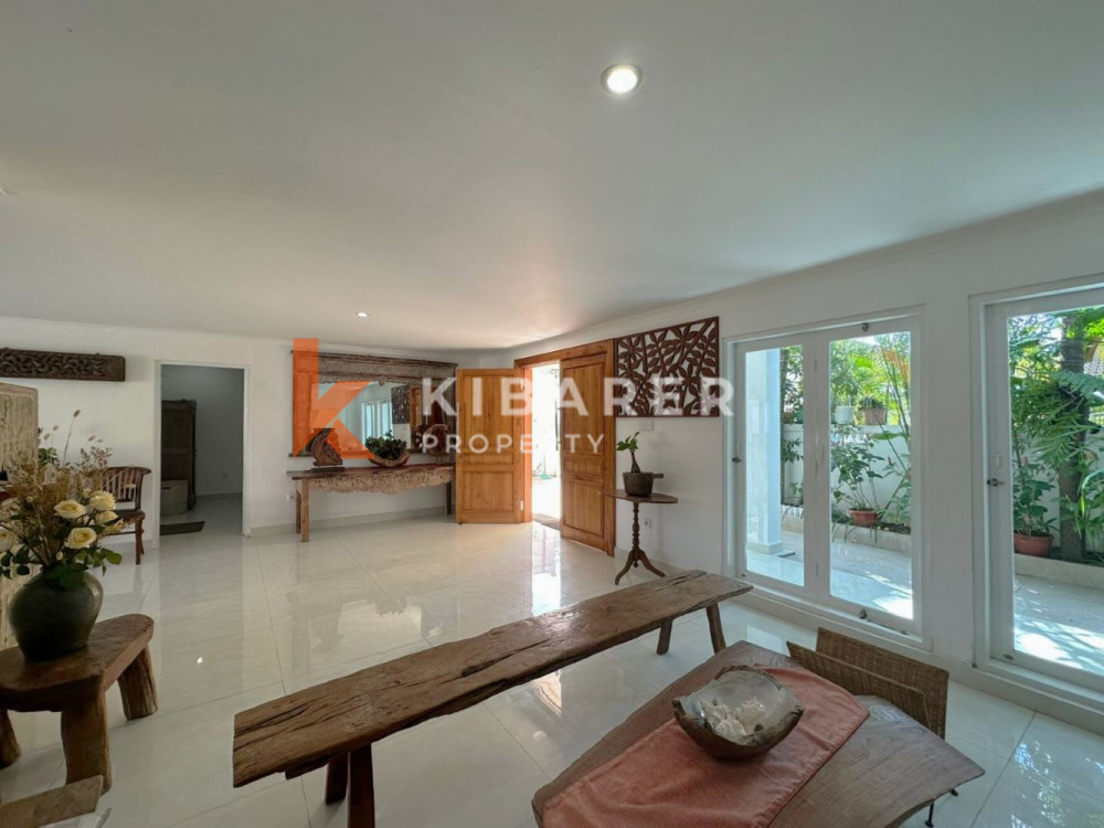 Cozy Five Bedroom Close Living Villa in Seminyak